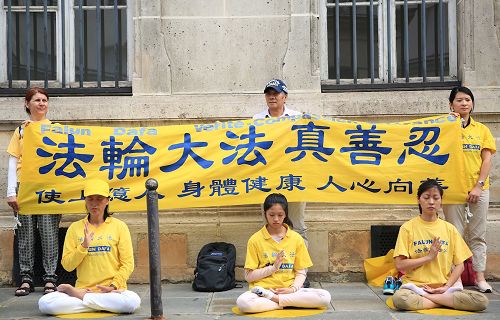 '图1～3：二零一七年七月二十日下午，法轮功学员在巴黎中使馆前集会，抗议中共对法轮功长达十八年的迫害'