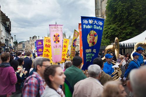 '图1～4：天国乐团率领游行队伍经过作为剑桥主要地标之一的剑桥大学国王学院教堂'