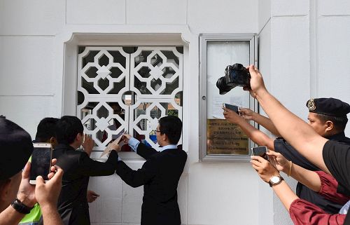 '图12~13:法轮功学员代表到中共驻马大使馆递交抗议信。'