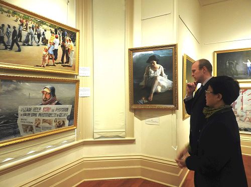 '图3：阿德莱德恩利市长在观赏美展作品。'