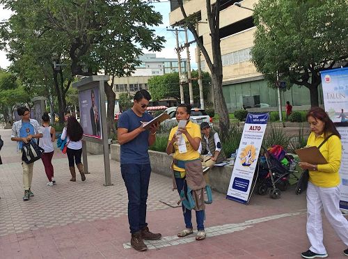 '图12：法轮功学员在瓜达拉哈拉市查普尔特佩克大道上征签'