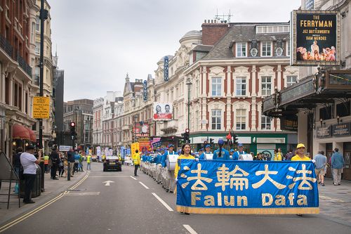 图1-4：法轮功学员浩浩荡荡的游行队伍穿过繁华热闹的伦敦市中心。
