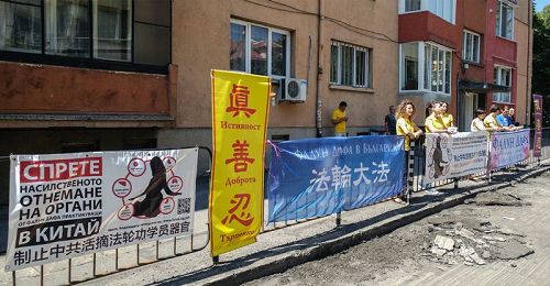 '图1：法轮功学员在中共大使馆前抗议迫害'