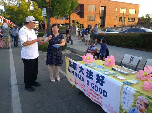 '二零一七年七月一日傍晚,洛杉矶学员在亚凯迪亚市举办的美国独立日庆典活动中设立了摊位,向当地民众和游客传播法轮功的真相。'
