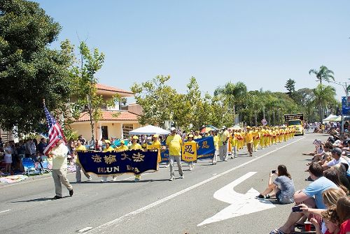 法轮功学员参加圣地亚哥最大的独立日游行