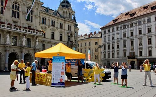 '图1～9：法轮功学员在格拉茨省政府和市政府所在地 Hauptplatz 广场举行信息日活动'