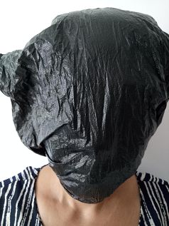 '酷刑演示图：头戴上塑料袋'
