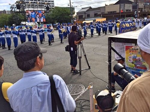 '图3～7：八月五日，在爱知县名古屋市的游行活动结束之后，下午法轮功学员又来到日本中部地区三重县四日市（Yokkaichi-City， Mie-Prov.），参加了在市中心举办“第五十四届大四日市庆祝活动”的游行和定点表演，把法轮大法的美好带给了这一方民众。'