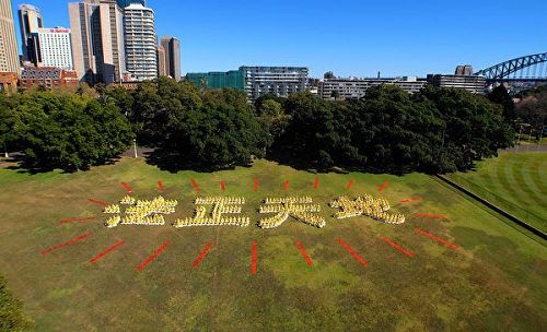 '图2：澳洲法轮功学员排字“法正天地”。'