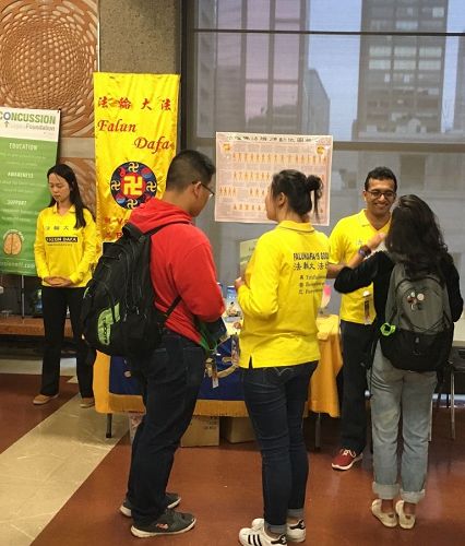 '“法轮大法在麦基尔（Falun Dafa at McGill）”作为新社团，在活动中向大学生们介绍法轮功'