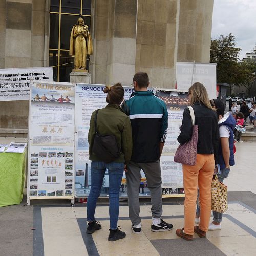 '图2～4：巴黎部份法轮功学员在艾菲尔铁塔下的人权广场进行介绍法轮功和讲真相的活动'
