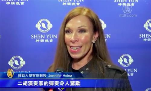 '图11：贝勒大学客座教授詹妮弗·海恩斯（Jennifer Heinz）从演出中体会到创世主赋予人类共通的价值观。'