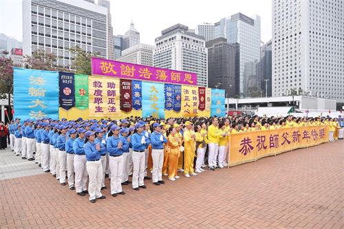 '图4：法轮功学员齐声恭祝师父新年快乐。'