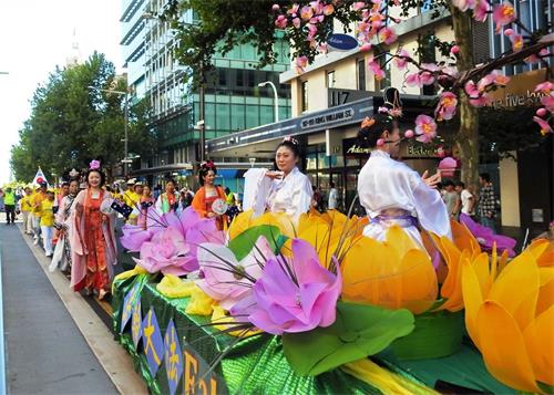 '图1～2：南澳法轮功学员参加澳洲日庆祝游行。'