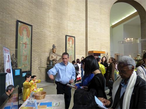'图1：二零一八年一月二十七日，费城法轮功学员应邀参加了在宾夕法尼亚大学博物馆举办的中国新年庆祝活动。'