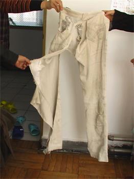 '图12：被碾碎的裤子（二零零六年拍摄）'