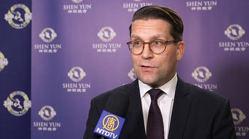 图4:四季剧院总裁亚历山大・尼夫(Alexander Neef)表示,“演出极其专业,优美,内涵深刻,且卓有成就。”“非常荣幸能和神韵艺术团合作。”