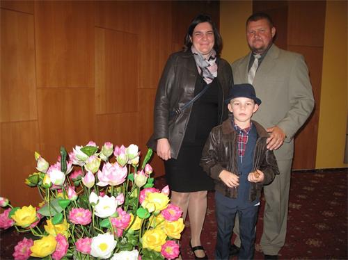 '图1：匈牙利法轮功学员艾思塔（Eszter）和亚历山大（Alexander）夫妇带着儿子一起前来参加二零一八欧洲法会。'