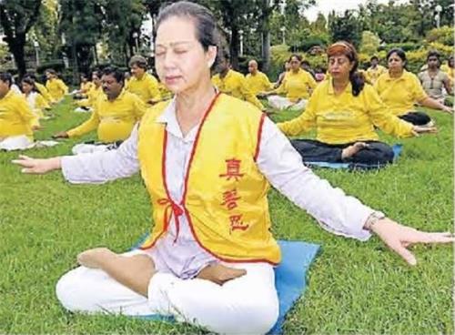 '图2:人们在印度炼法轮大法'