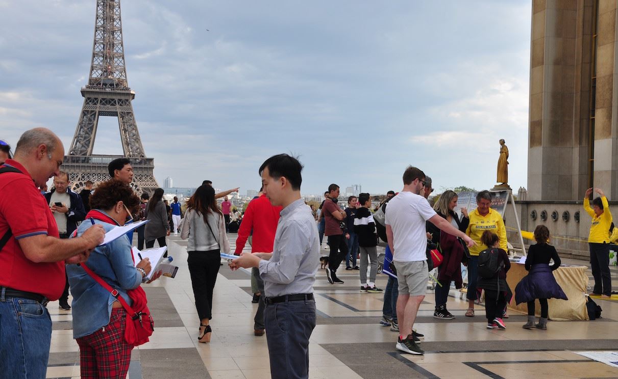 Покажи французских людей. Франция люди. Граждане Франции. Южная Франция люди. Китайцы возле Эйфелевой башни.
