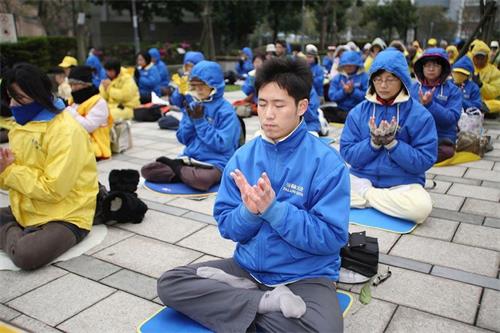 '图1：接触法轮功后，忆缘（中）的世界观在短短几天内发生着天翻地覆的变化。'