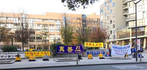 '图:比利时荷兰部份法轮功学员在首都布鲁塞尔欧亚首脑会议期间呼吁停止迫害法轮功'