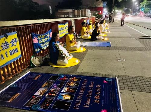 '图4：法轮功学员在自由大道上点燃蜡烛，肃穆静坐，悼念被中共迫害致死的中国法轮功学员。'