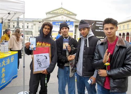 '图9：四位学习或从事艺术专业的年轻人，马赛·詹姆森（Maser Johnsen）（左一）贾瓦特·阿赤普特（Jawad Rajpoot）（右二）和新疆青年（右一）签名支持制止中共活摘法轮功学员器官。'