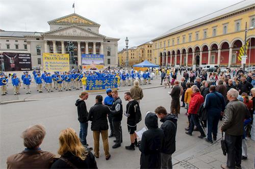 '图2：法轮功学员在国家歌剧院前的马克斯－约瑟夫广场（Max-Josef?Platz）举办集会。'