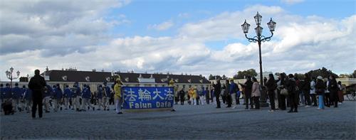 '图3：二零一八年十月二日，?“欧洲天国乐团”在著名的维也纳美泉宫（Schloss?Sch?nbrunn）广场演奏《法轮大法好》等乐曲，吸引震撼国际游客'