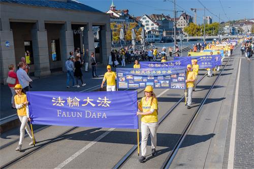 图7~8:法轮功学员的游行队伍途经利马特河畔