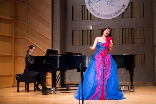 '图2：女声组金奖获得选手盟盟（Simeng?Wu），十一月十日在新唐人第七届全世界华人美声唱法声乐大赛决赛中演唱。'