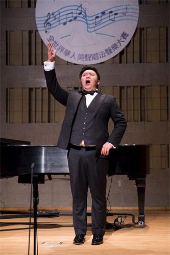'图3：男声组银奖获得选手Xuefeng?Wan，十一月十日在新唐人第七届全世界华人美声唱法声乐大赛决赛中演唱。'