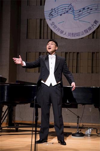 '图4：男声组金奖获得选手古韵十一月十日在新唐人第七届全世界华人美声唱法声乐大赛决赛中演唱。'