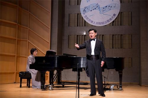 '图7：男声组铜奖获得选手黄鹏，十一月十日在新唐人第七届全世界华人美声唱法声乐大赛决赛中演唱。'