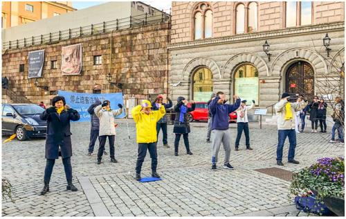 '图1：法轮功学员在斯德哥尔摩市中心皇宫旁的钱币广场举办讲真相活动。'