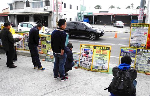'图1～2：中国大陆游客在台湾东部真相点看真相资料。'