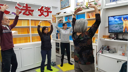 '图2~5:新学员们正在学炼五套功法'