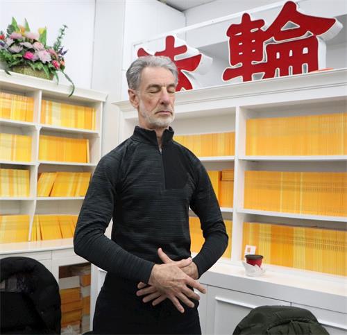 '图6:指压治疗师David?Donvhe在学功法,他说:“非常感谢义工们耐心的教会我五套功法。'