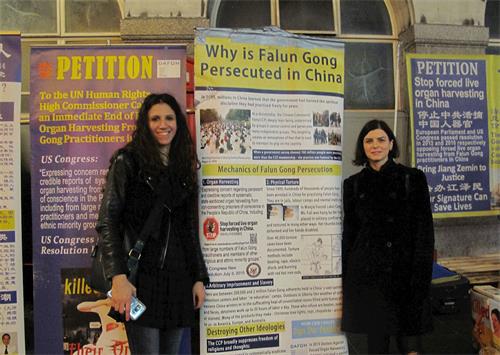 '图7：十一月十七日两位在伦敦工作生活的罗马尼亚女士安德拉（Andera）和拉露卡（Laluka）在伦敦唐人街签名支持法轮功反迫害。'