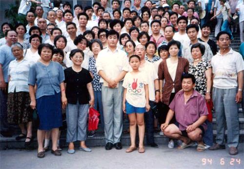 图7：李洪志师父与参加济南讲法的学员合影（第二排右三，着咖啡色上衣者为何来琴）