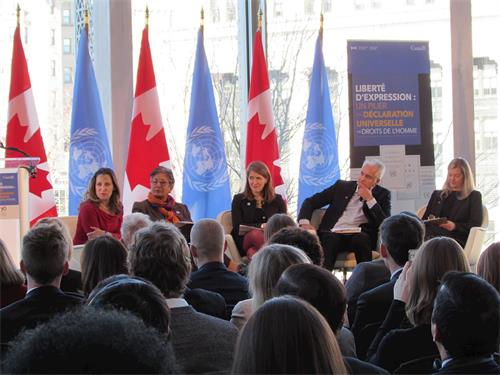 '图：12月12日，加拿大“人权、自由和包容”办公室主办的关于言论自由和保护记者的小组讨论。由外交部长方慧兰（Chrystia?Freeland，?左一）主持。'