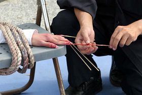 '酷刑演示:竹签钉指甲'