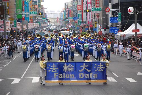 '图1～5：由两百位团员组成的天国乐团，团员身穿唐宋服装，为国际管乐节拉开序幕'