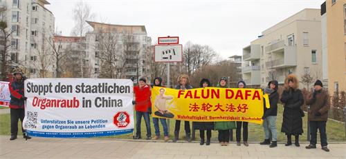 '图3:来自德国和奥地利的法轮功学员顶着冷冽的强风,在慕尼黑中领馆前举办活动。'