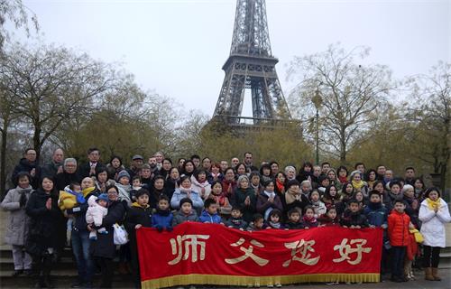 '图1:法国部份大法弟子相聚铁塔下,恭祝新年好!新年快乐!'