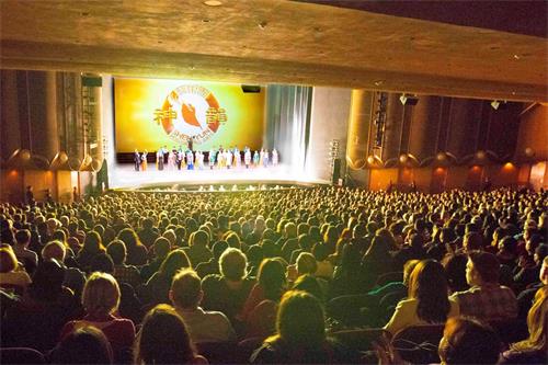 '图2：十二月二十三日下午，神韵在圣荷西表演艺术中心演出大爆满的盛况。'
