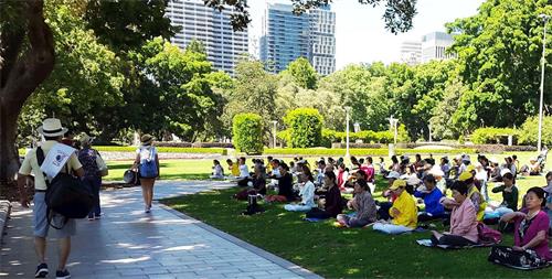 '图2：法轮功学员在悉尼市中心的海德公园（Hyde?Park）展示法轮功五套炼法。'