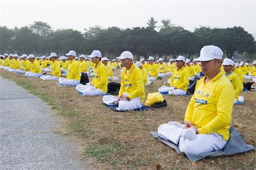 '图5~六6:二零一九年元旦前夕,高雄市法轮功学员齐聚卫武营都会公园草坪广场集体炼功。'