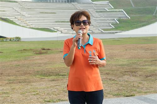 '图10:元旦前夕,高雄市法轮功学员齐聚卫武营都会公园草坪广场,海洋里里长蔡秀宝向法轮功创始人李洪志先生拜年。'
